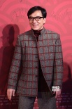 成龙《天降雄师》红毯与粉丝互动 王若心秀性感