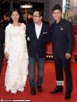《大爸爸小爸爸》首映 杜海嚴(yán)羽毛白裙孕味十足