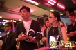《澳门风云2》春节特辑 周润发张家辉“接吻”