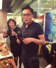 劉燁開派對(duì)慶37歲生日 與妻子熱吻遭兒子偷看