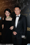 张兆辉穿黑西装现身显正式 气质儒雅微笑温和