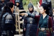 《白幽灵传奇之绝命逃亡》新剧照 刘亦菲拍戏中箭
