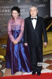 韩国著名导演林权泽现身红毯 妻子着韩服抢眼