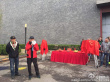 《長(zhǎng)城》正式開(kāi)機(jī) 張藝謀紅衣祭拜眾老外圍觀