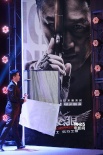吴京怒撕《战狼》海报 谢楠单膝下跪自认是小三