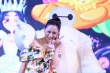 陈乔恩生日会扮嫩穿花裙 与“大白”拥抱合影
