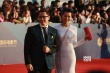 胡杏儿携韩国歌王郑淳元现身 白色长裙曲线动人