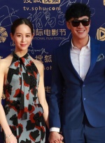何潤東攜手張鈞甯亮相影節(jié)紅毯 牽寵物狗活潑俏皮