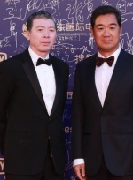 馮小剛西裝革履現(xiàn)身紅毯 與張國(guó)立合影顯親密