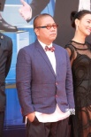 惠英红携任达华领衔新片剧组亮相 透视裙显优雅