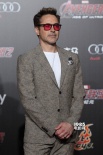《复联2》主创红毯亮相显亲和 签名合照来者不拒