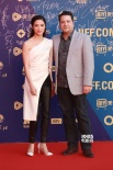 伍仕贤、龚蓓苾夫妇亮相红毯 影人伉俪亲密默契