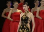 高挑禮儀模特婉步登臺 展現(xiàn)各國精美服飾奪人眼球