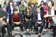 柳岩穿短裙凹凸有致秀美腿 与韩星扳手腕惹争议