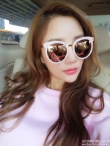 李小璐戴反光墨镜神态神似女儿 网友叹基因强大