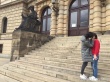 徐静蕾重回布拉格旅行 与女性友人街头“热吻”