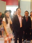 奶茶妹妹与刘强东奶茶店剪彩 手戴戒指或已秘婚