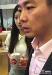 奶茶妹妹与刘强东奶茶店剪彩 手戴戒指或已秘婚