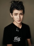TFBOYS王源打篮球秀球技 弹跳力惊人被指作假