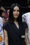 尚雯婕出席大學生電影節(jié) 穿深色連衣裙精致干練