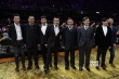《十二公民》主创亮相红毯 西装革领表情统一