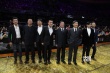 《十二公民》主创亮相红毯 西装革领表情统一