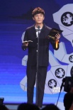 秦昊上臺頒發(fā)獎項表情生動 蕾絲假領(lǐng)結(jié)惹人矚目
