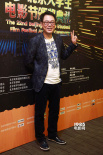 导演高亚麟亮相大影节后台 休闲装上身亲切憨厚