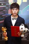 秦昊喜获最佳男演员奖  后台捧奖杯神情欣慰坦然