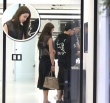 拍到了！柯震東與李毓芬逛街親密依偎宛如情侶