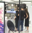 拍到了！柯震東與李毓芬逛街親密依偎宛如情侶