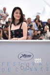 周韻亮相戛納《聶隱娘》首映 黑色長裙顯華美