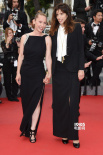 艾玛纽尔·贝克特夺戛纳影后 与女导演携手走红毯