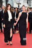 艾玛纽尔·贝克特夺戛纳影后 与女导演携手走红毯