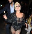 Lady GaGa“本色”回歸？漁網(wǎng)透視裝街拍抓眼球