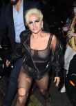 Lady GaGa“本色”回归？渔网透视装街拍抓眼球