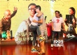 董子健宣传《少年班》赶赴多地 搞怪趴地签名