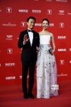 《回到被爱的每一天》张译亮相 女伴王嘉佳靓丽