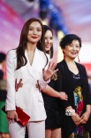 《宅女侦探桂香》剧组亮相 王珞丹白色西装中性迷人