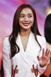 《宅女偵探桂香》劇組亮相 王珞丹白色西裝中性迷人