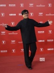 成龍攜《鐵道飛虎》亮相 與粉絲親密互動(dòng)接地氣