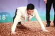 吳京現(xiàn)場做高難度俯臥撐 盼《戰(zhàn)狼》獲傳媒大獎