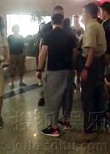 陈奕迅在机场黑脸发飙惹怒群众  网友:滚出太原