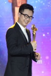 大鹏斩获最佳新人男演员奖 登台领奖展幽默天性