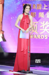 何冰凭《十二公民》夺最佳男主 黄圣依盛装颁奖