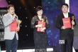 2014年度影片大奖揭晓 耿乐为三位制片亲切颁奖