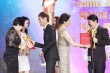 2014年度影片大奖揭晓 耿乐为三位制片亲切颁奖