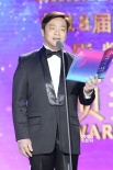 《十二公民》荣获最佳影片 导演唐季礼登台颁奖
