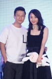 《恋爱中的城市》尹子维亮相 现场拥抱白百何