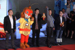 《大圣归来》主创亮相 携孙悟空玩偶人激情拉票